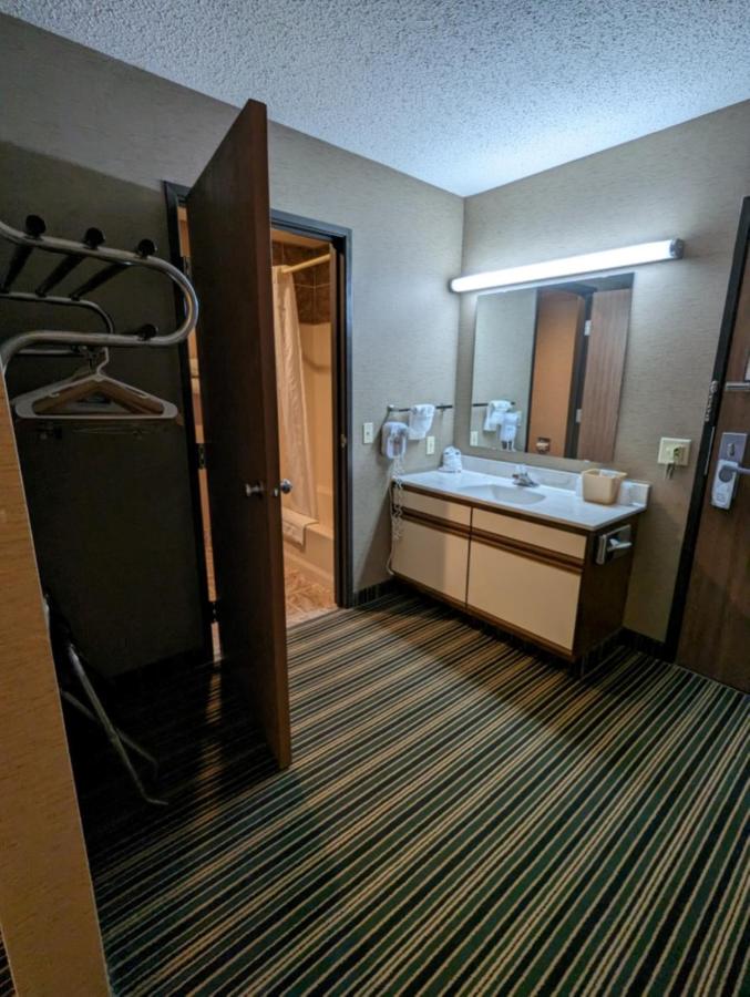 King Room at Woodfield Inn and Suites