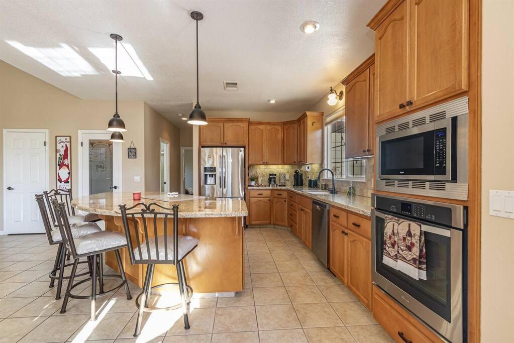 | LuxuryCottage HotTub RV GameRoom Yosemite BassLake