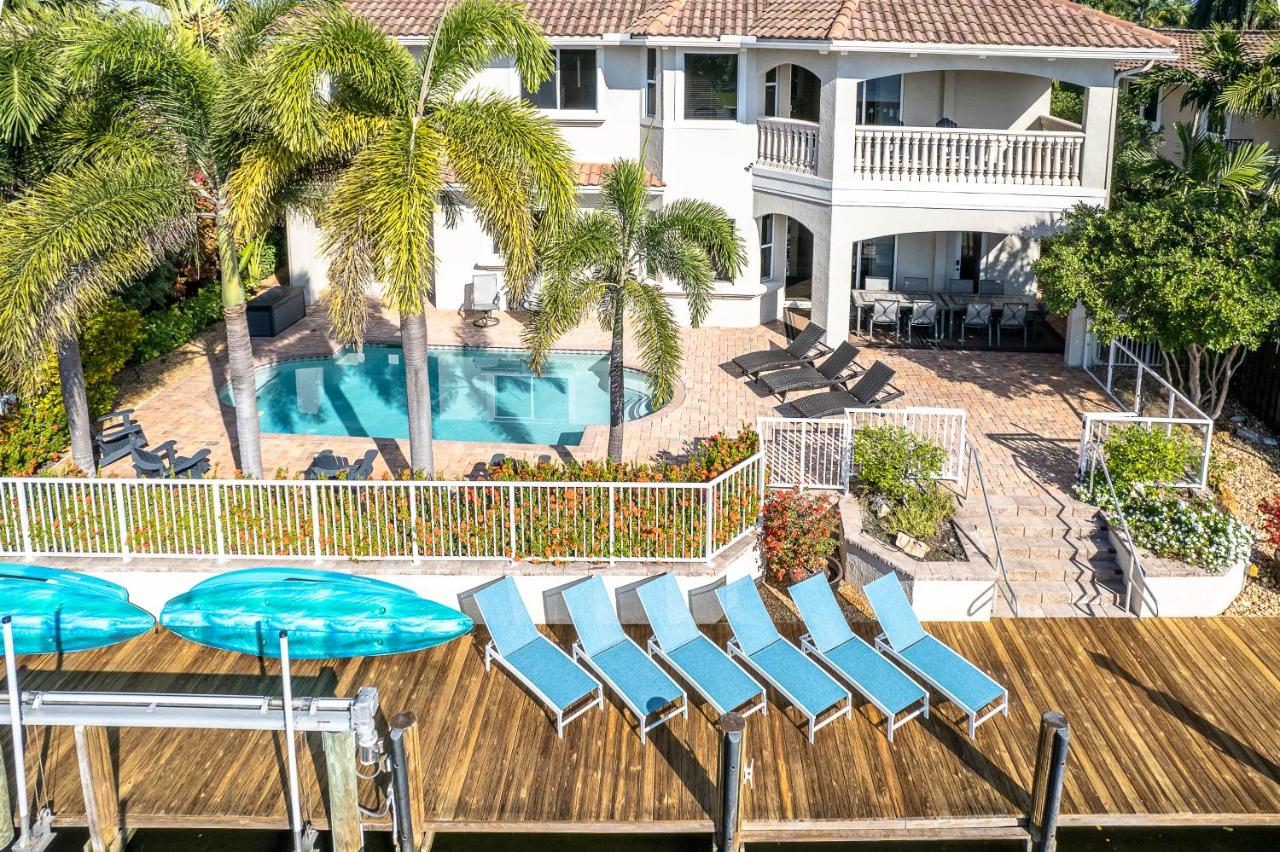 | Luxe Tropical Waterfront Mansion 6 min Beach