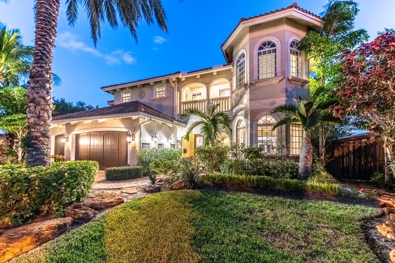 | Luxe Tropical Waterfront Mansion 6 min Beach