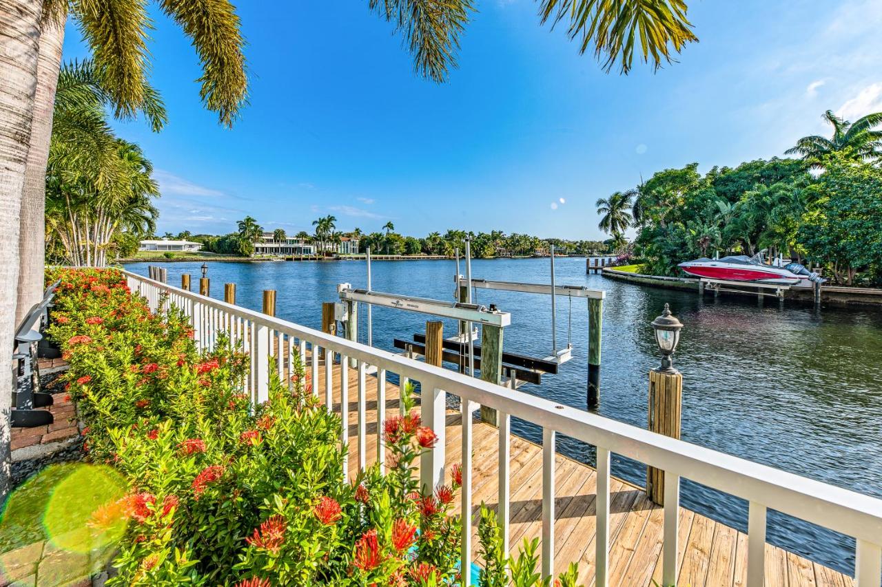 | Luxe Tropical Waterfront Mansion 6 min Beach