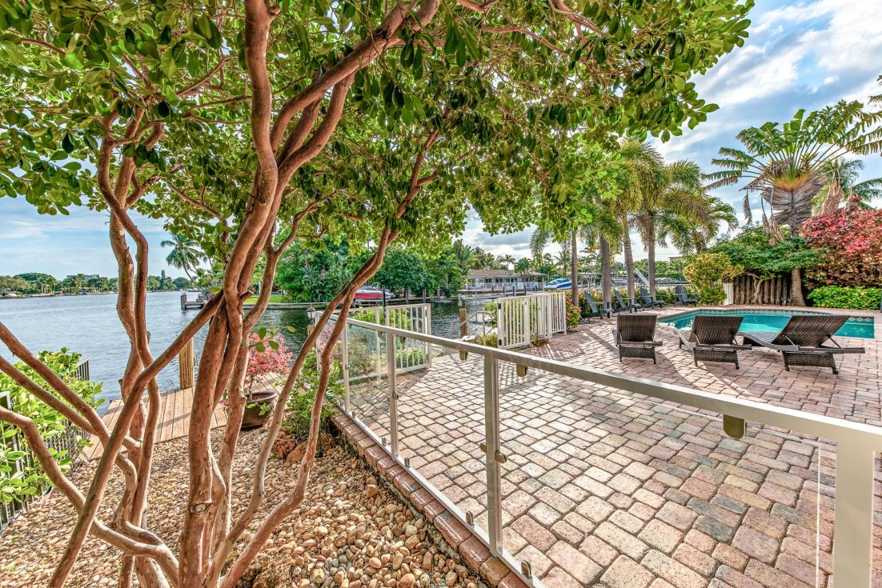 | Luxe Tropical Waterfront Mansion 6 min Beach