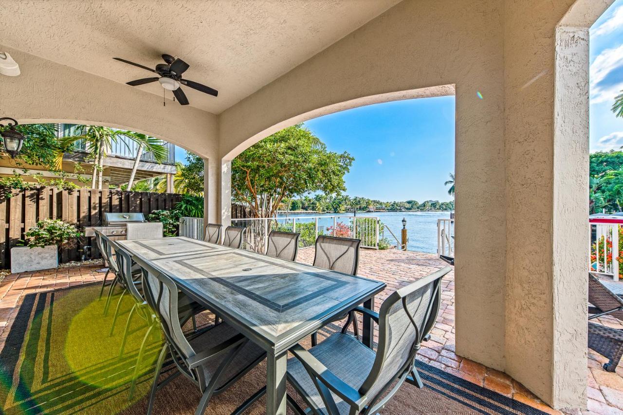 | Luxe Tropical Waterfront Mansion 6 min Beach