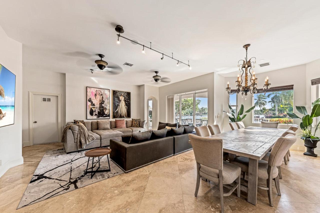 | Luxe Tropical Waterfront Mansion 6 min Beach