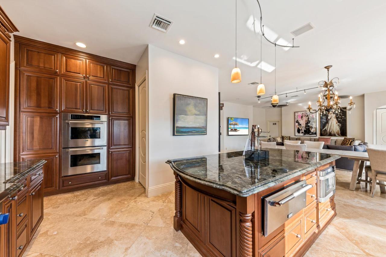 | Luxe Tropical Waterfront Mansion 6 min Beach