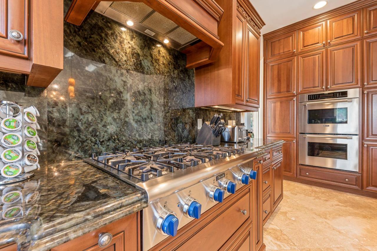  | Luxe Tropical Waterfront Mansion 6 min Beach