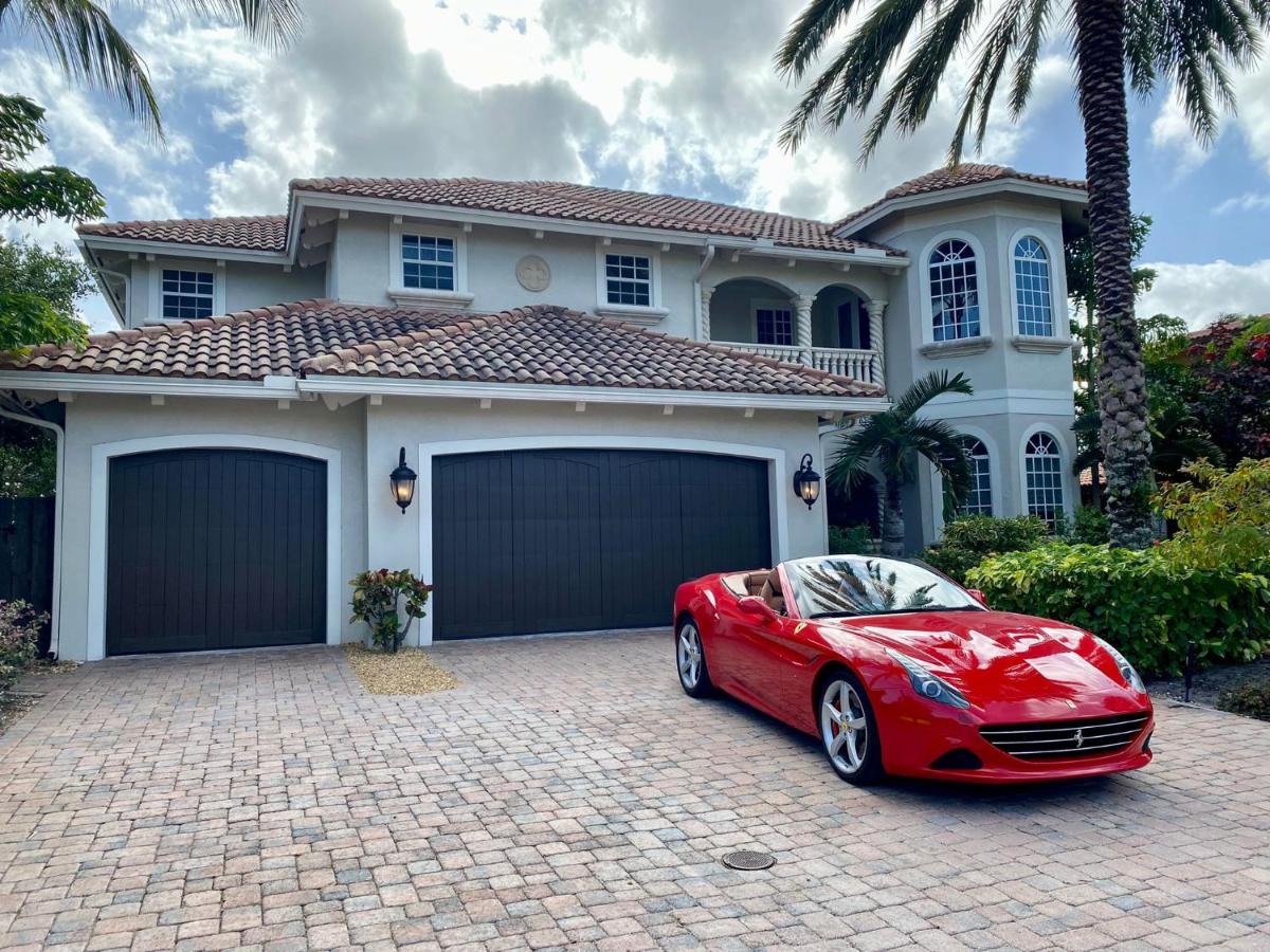 | Luxe Tropical Waterfront Mansion 6 min Beach