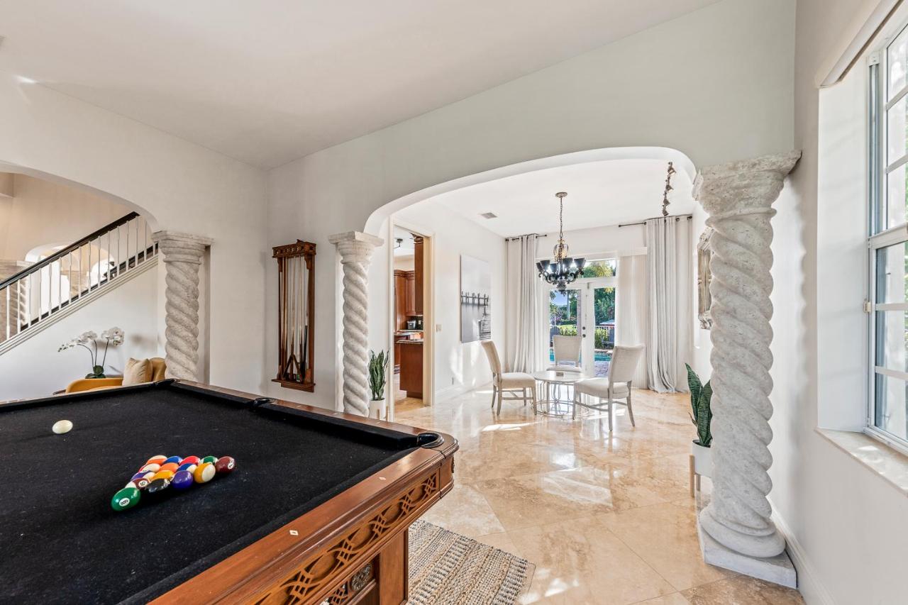 | Luxe Tropical Waterfront Mansion 6 min Beach