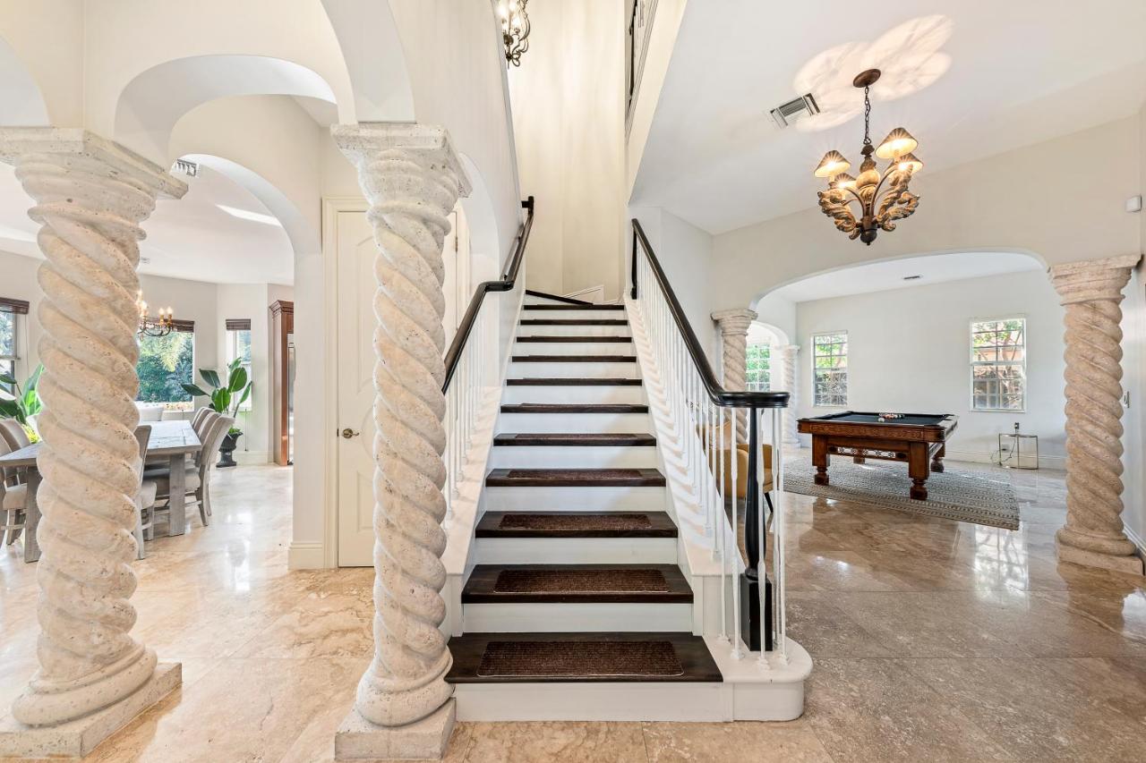 | Luxe Tropical Waterfront Mansion 6 min Beach