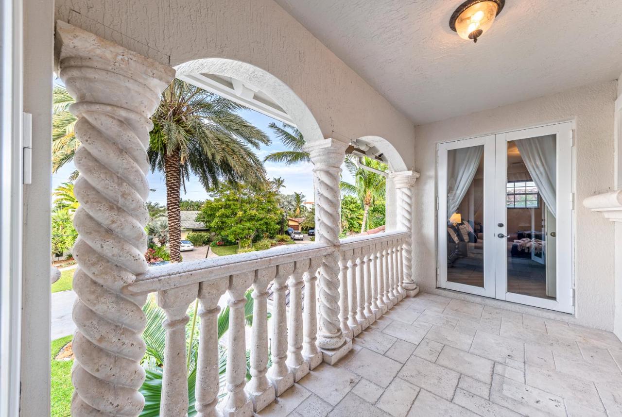 | Luxe Tropical Waterfront Mansion 6 min Beach