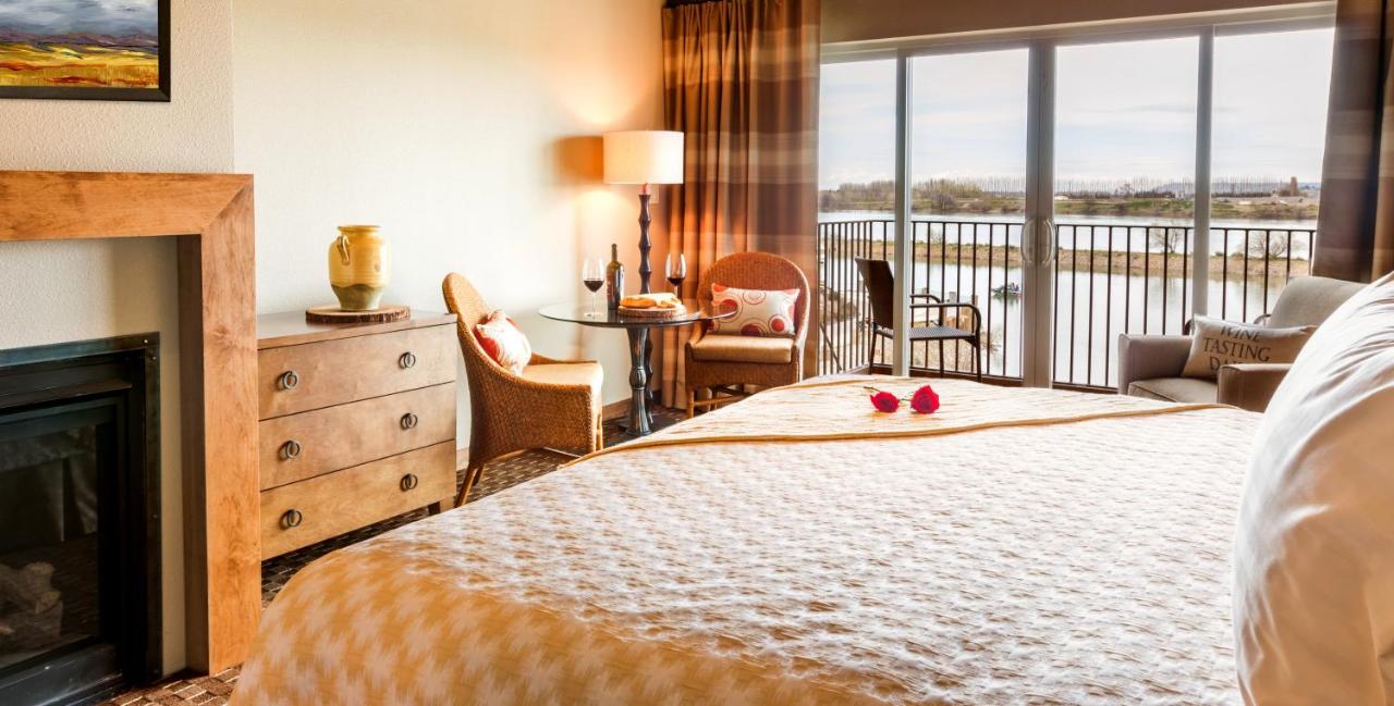 Riverfront King at The Lodge at Columbia Point