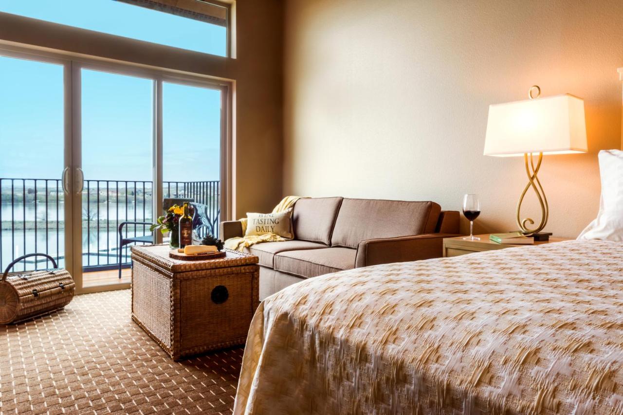 Grand Cru Riverfront King Premium at The Lodge at Columbia Point