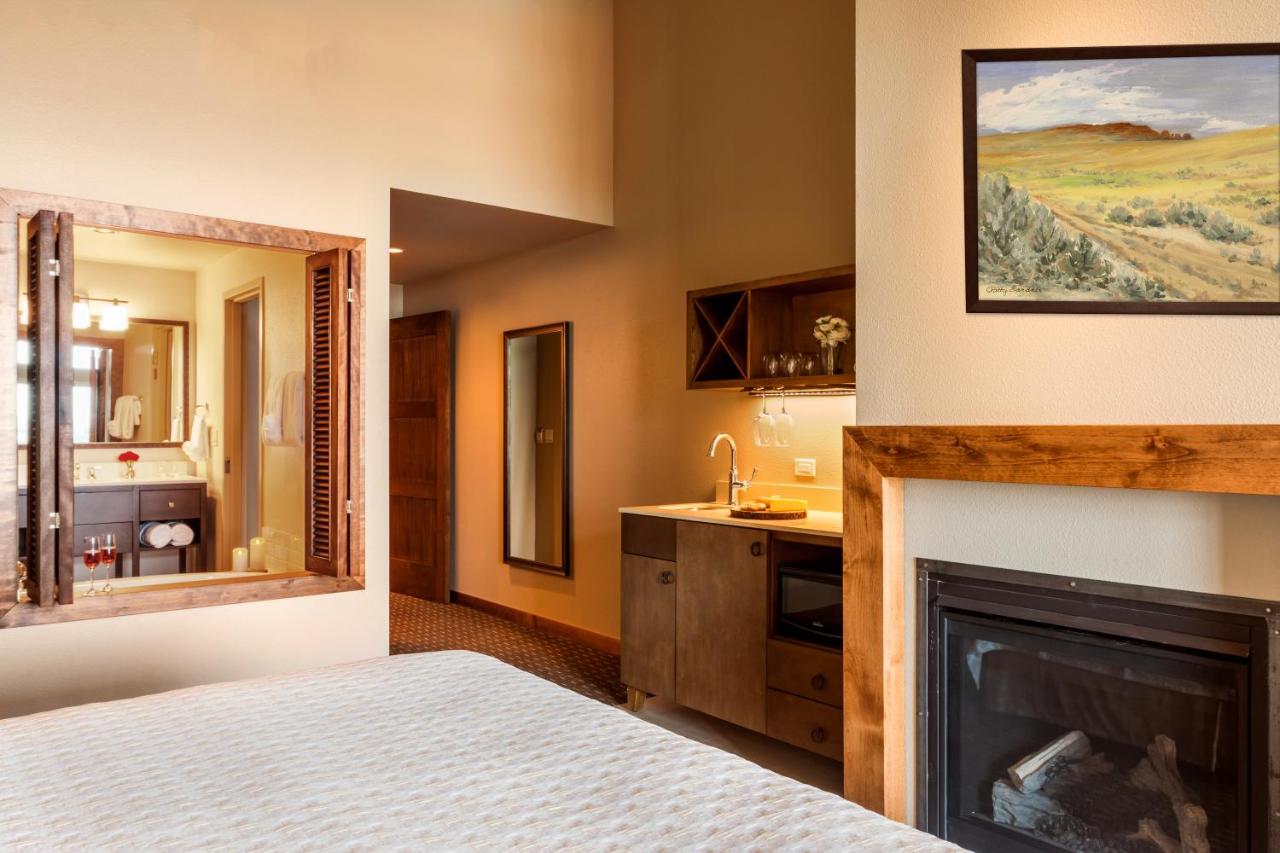 Grand Cru Riverfront King Premium at The Lodge at Columbia Point