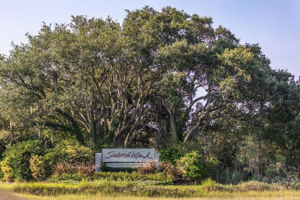  | Renovated Cottage Within Walking Distance to Beach