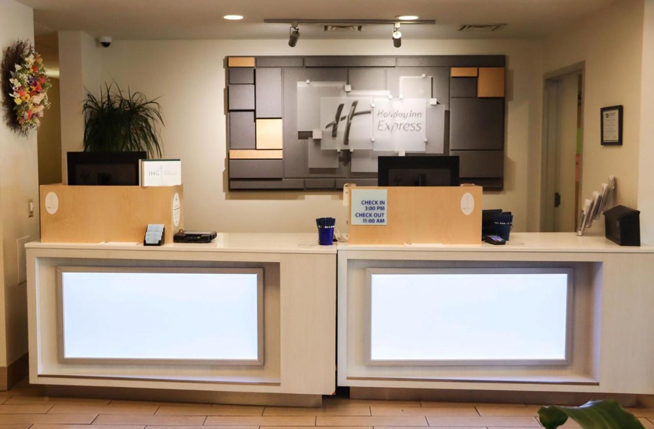 | Holiday Inn Express Cedar Rapids - Collins Road, an IHG Hotel
