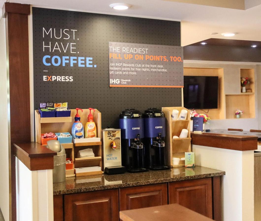 | Holiday Inn Express Cedar Rapids - Collins Road, an IHG Hotel