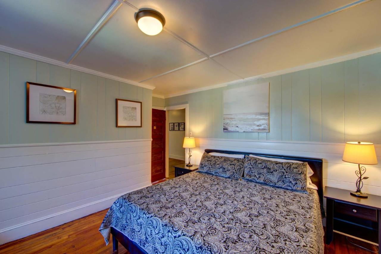 Deluxe King Studio at Blackbeard's Lodge