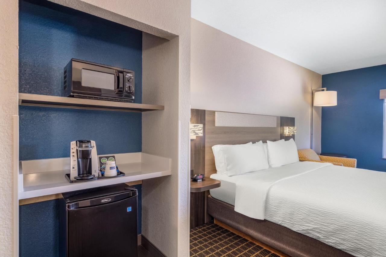 Suite with Mobility Accessible Tub - Non-Smoking at Holiday Inn Express Hotel & Suites Pittsburg by IHG