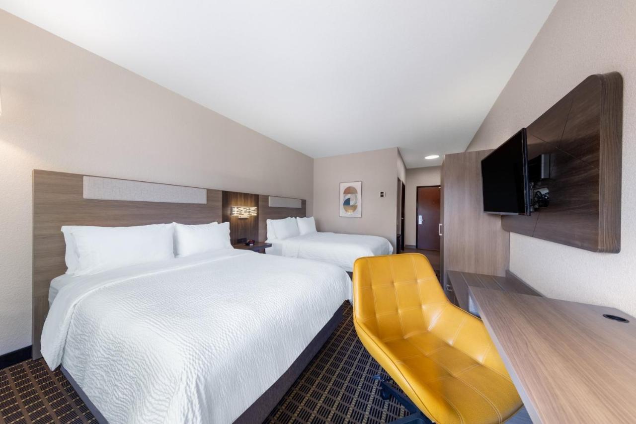 Queen Room with Two Queen Beds - Mobility Access Tub/Non-Smoking at Holiday Inn Express Hotel & Suites Pittsburg by IHG