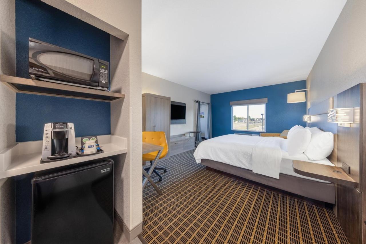 Kids Suite with King Bed - Non-Smoking at Holiday Inn Express Hotel & Suites Pittsburg by IHG