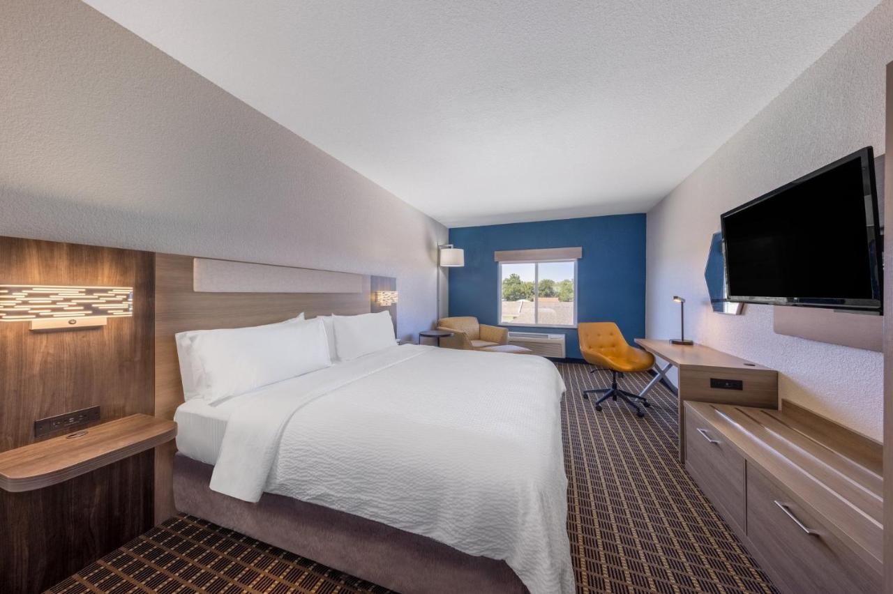 Executive King Room - Non-Smoking at Holiday Inn Express Hotel & Suites Pittsburg by IHG