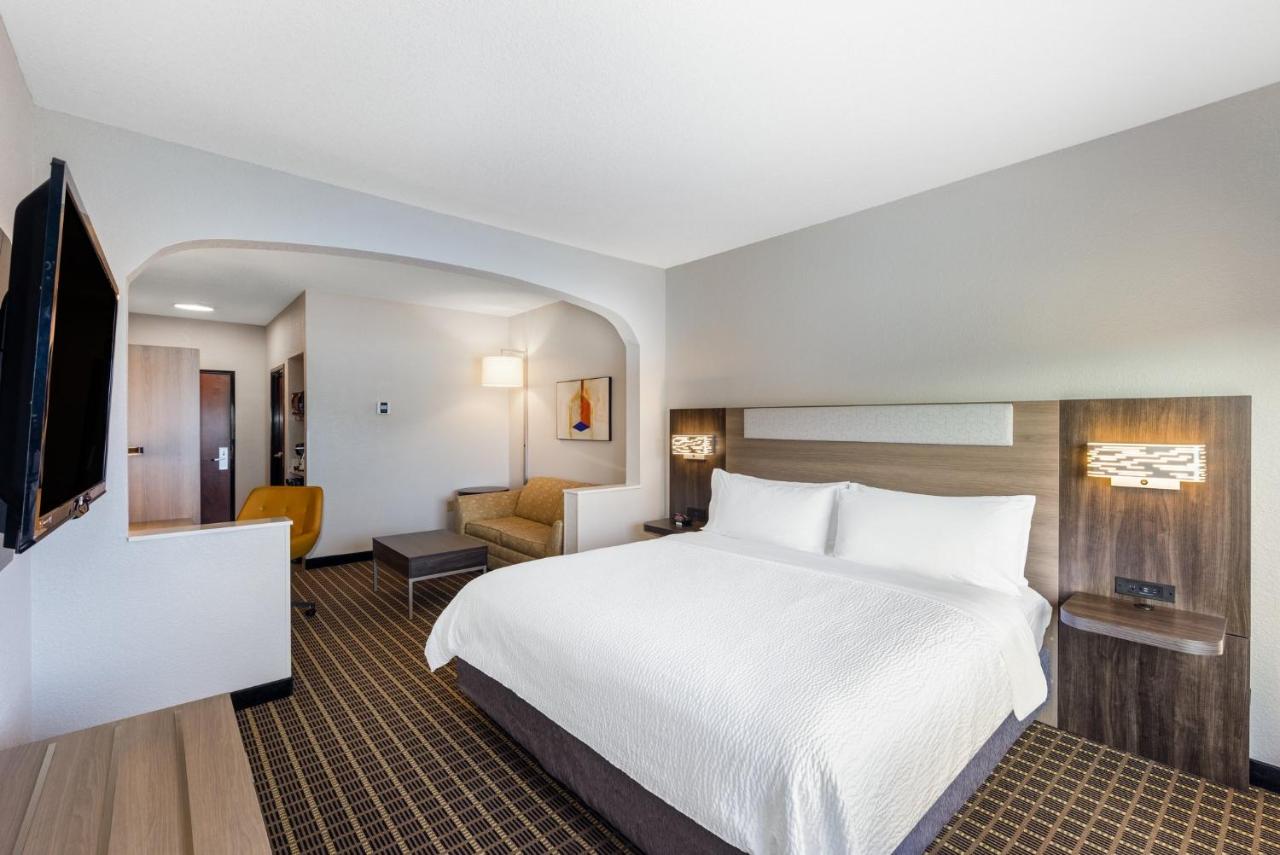 | Holiday Inn Express Hotel & Suites Pittsburg, an IHG Hotel