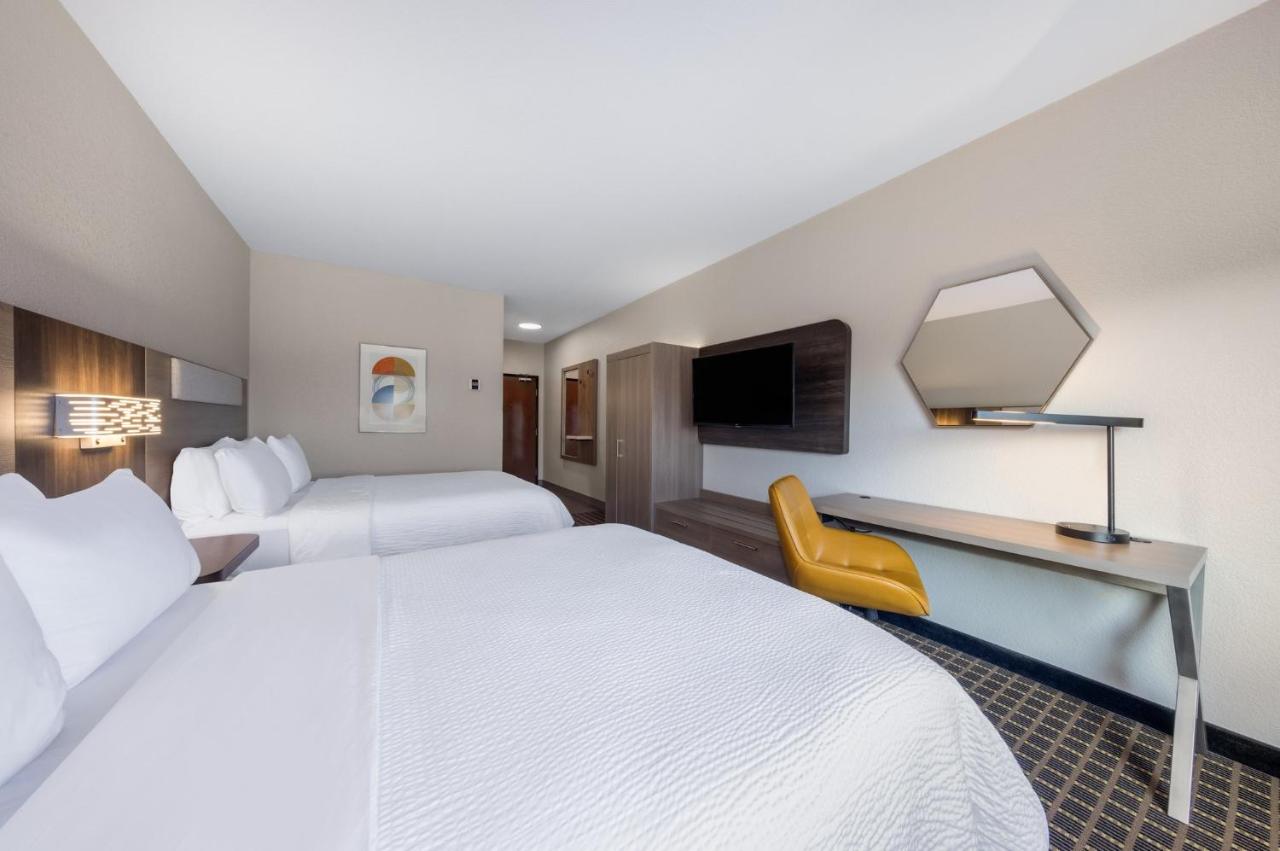 Queen Room with Two Queen Beds - Mobility Access Tub/Non-Smoking at Holiday Inn Express Hotel & Suites Pittsburg by IHG