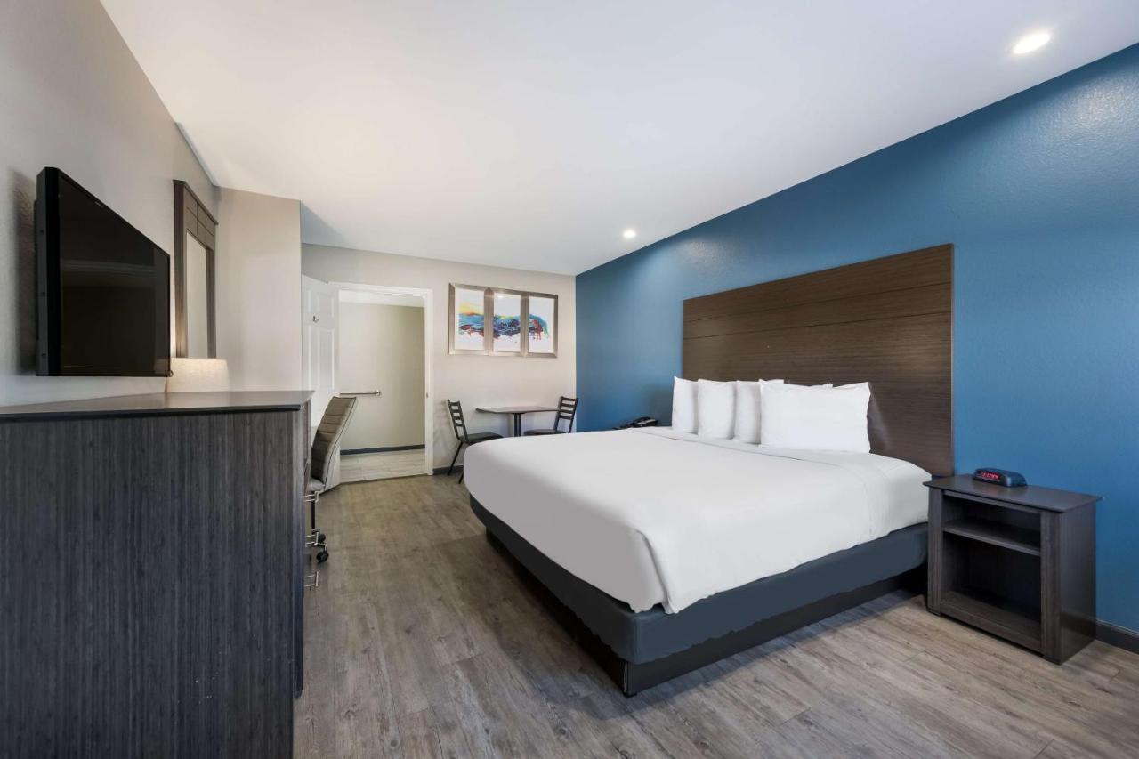 King Rom with Kitchenette at SureStay Hotel by Best Western Spring North Houston
