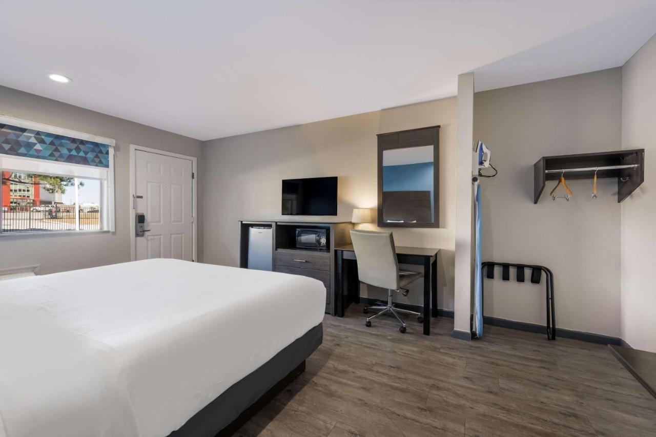King Rom with Kitchenette at SureStay Hotel by Best Western Spring North Houston