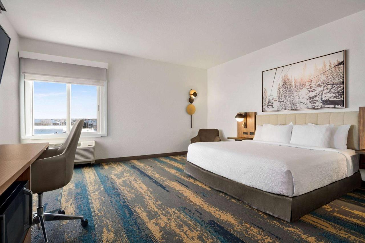 1 King Bed, Mobility Accessible Room, Bathtub w/ Grab Bars, Non-Smoking at La Quinta Inn & Suites by Wyndham Denver Parker