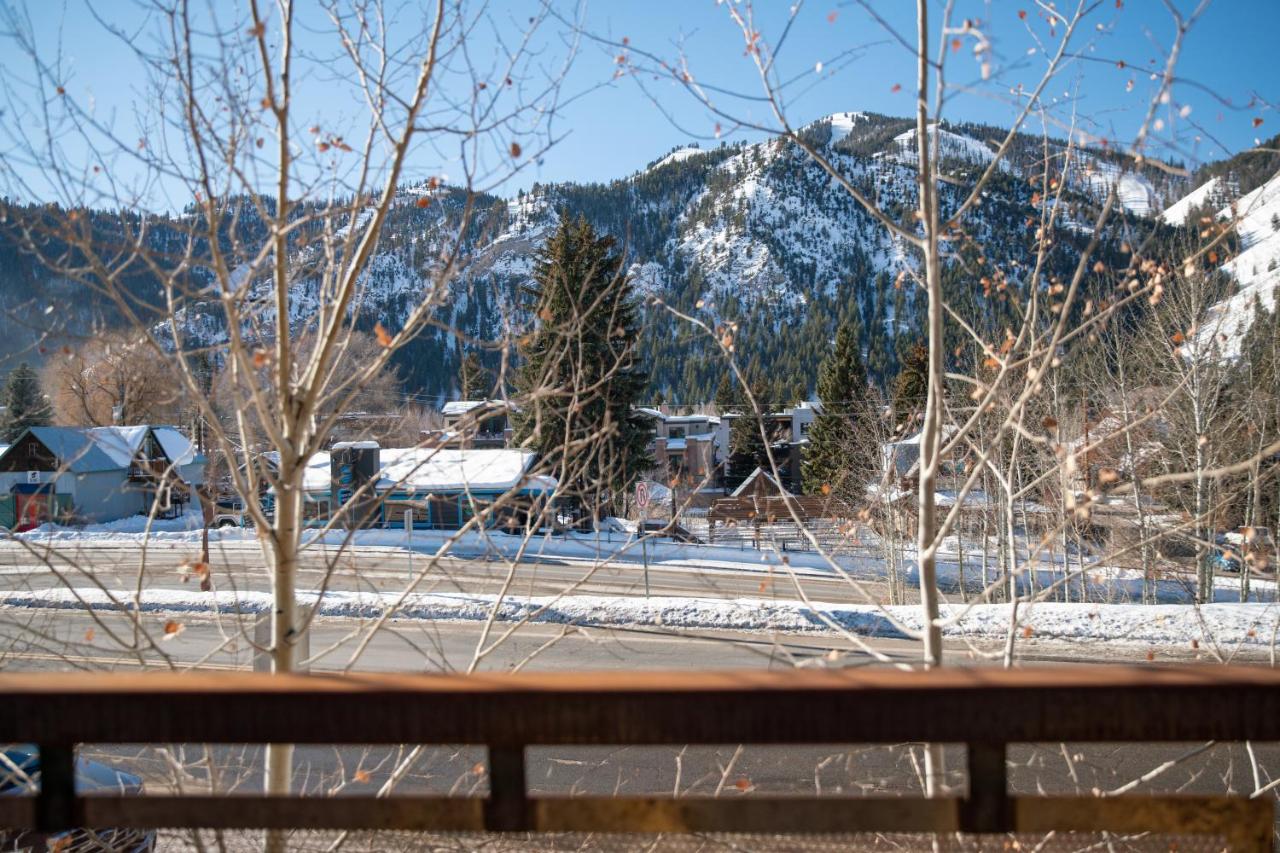Deluxe Double Room with Balcony at Hotel Ketchum