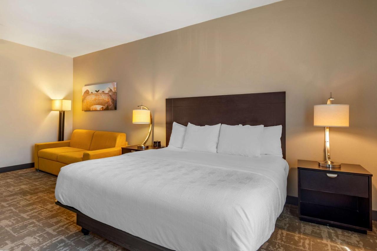 King Room with Sofa at Best Western Plus Dalton Inn