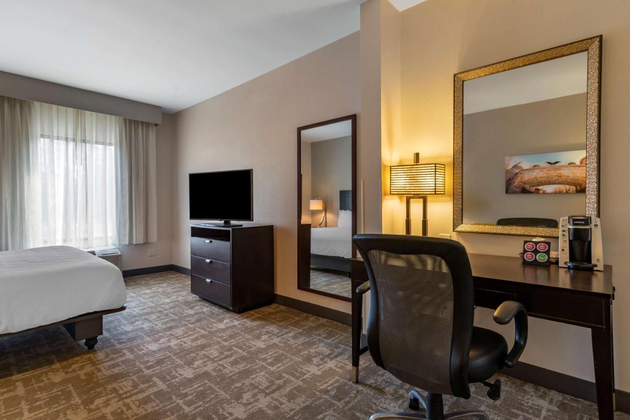 King Room with Sofa at Best Western Plus Dalton Inn