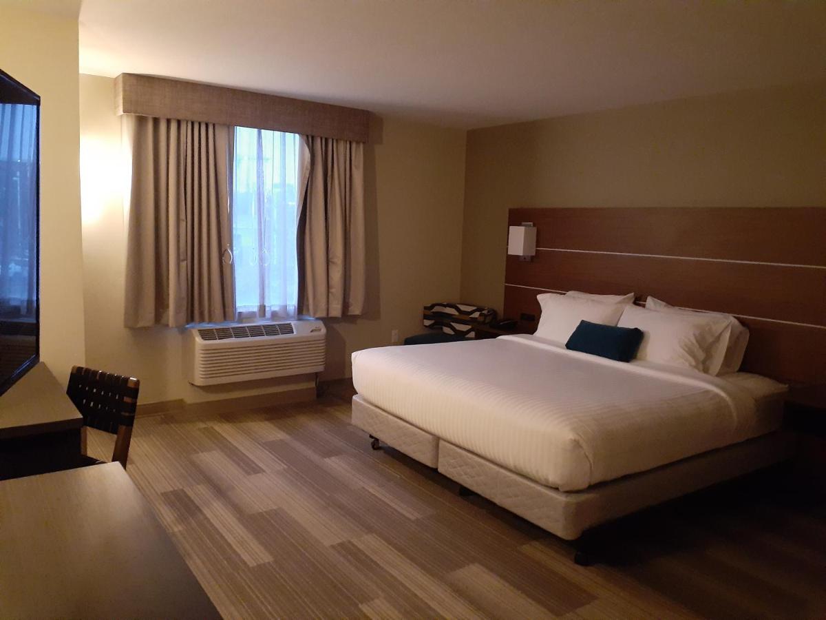Single King at Simple Suites Boise Airport
