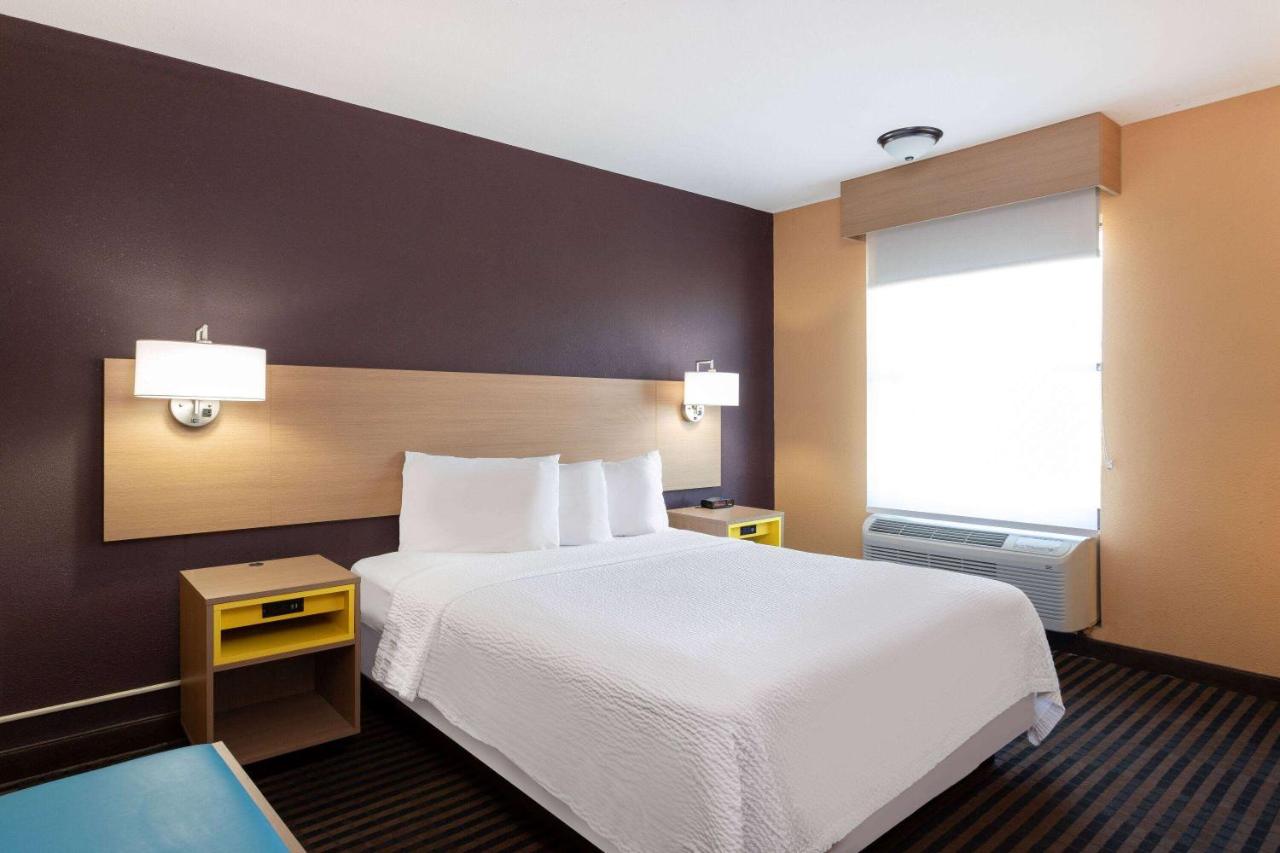 Queen Room - Disability Access - Non-Smoking at Days Inn by Wyndham Anderson IN