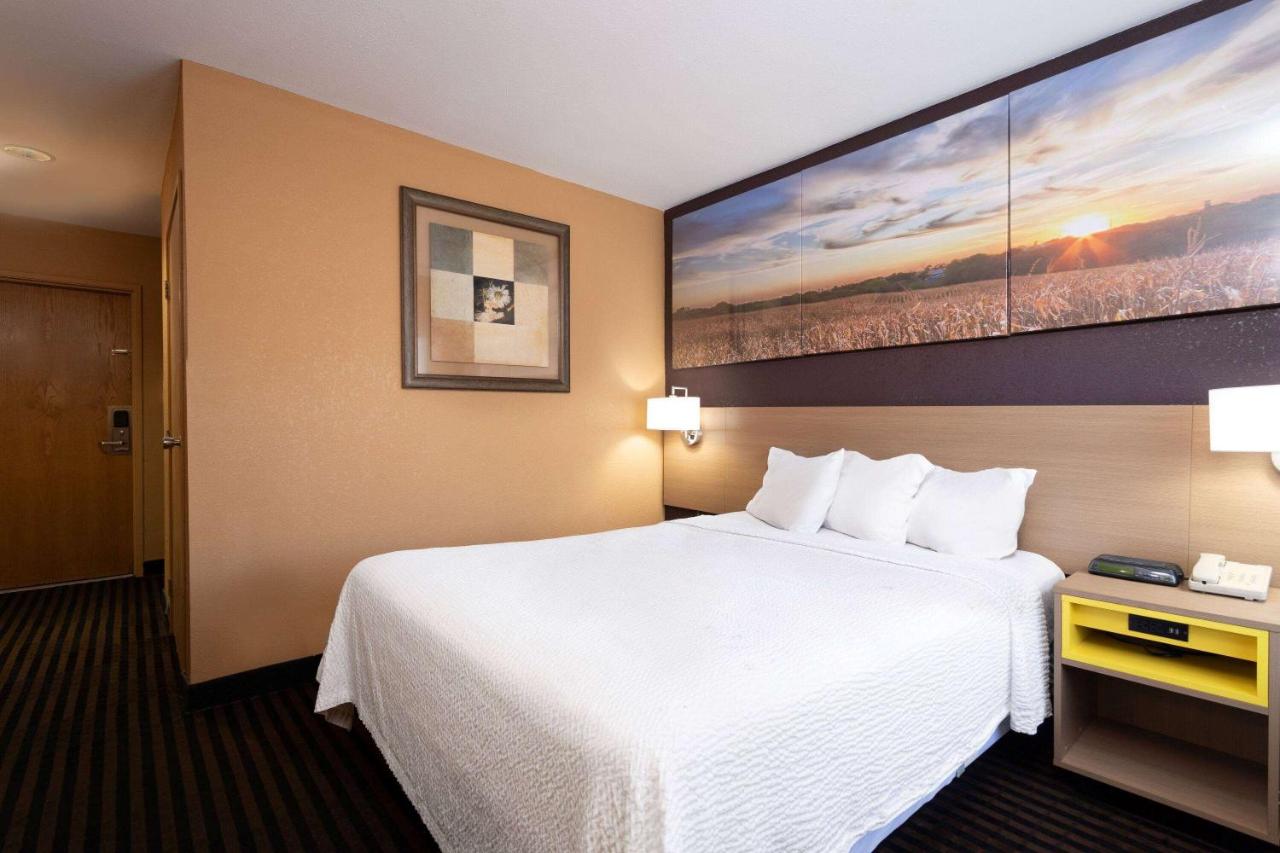 Queen Room - Non-Smoking at Days Inn by Wyndham Anderson IN