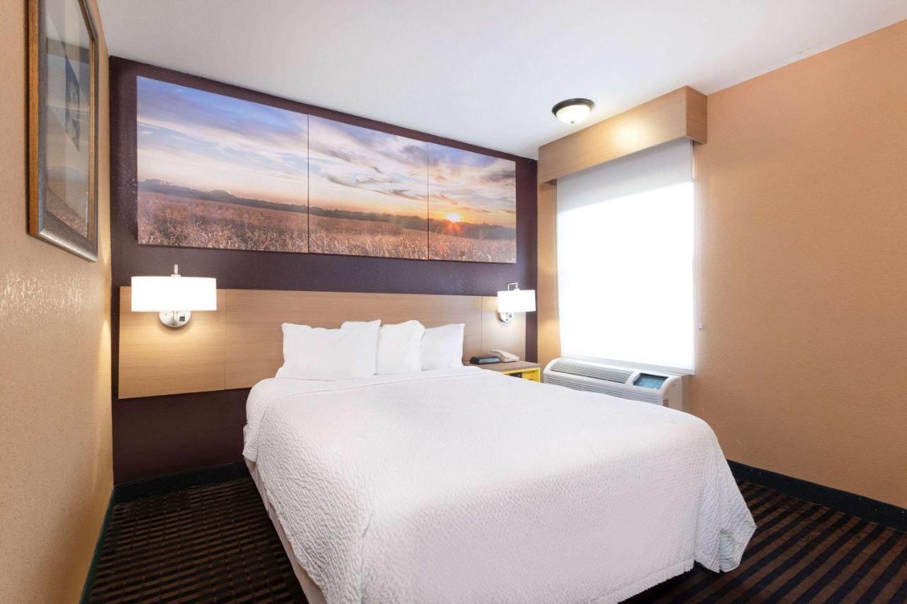 Queen Room - Non-Smoking at Days Inn by Wyndham Anderson IN