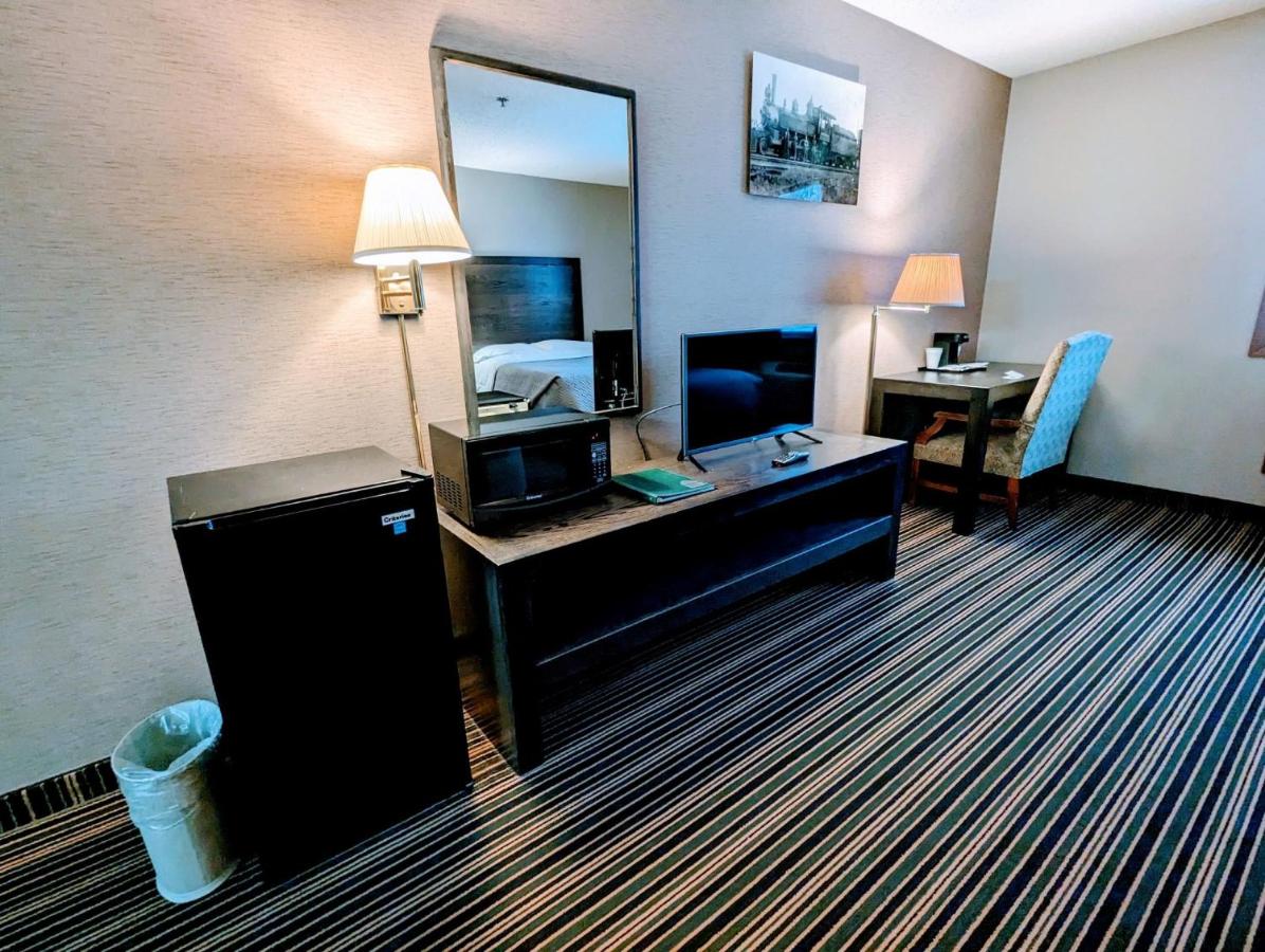 King Room at Woodfield Inn and Suites