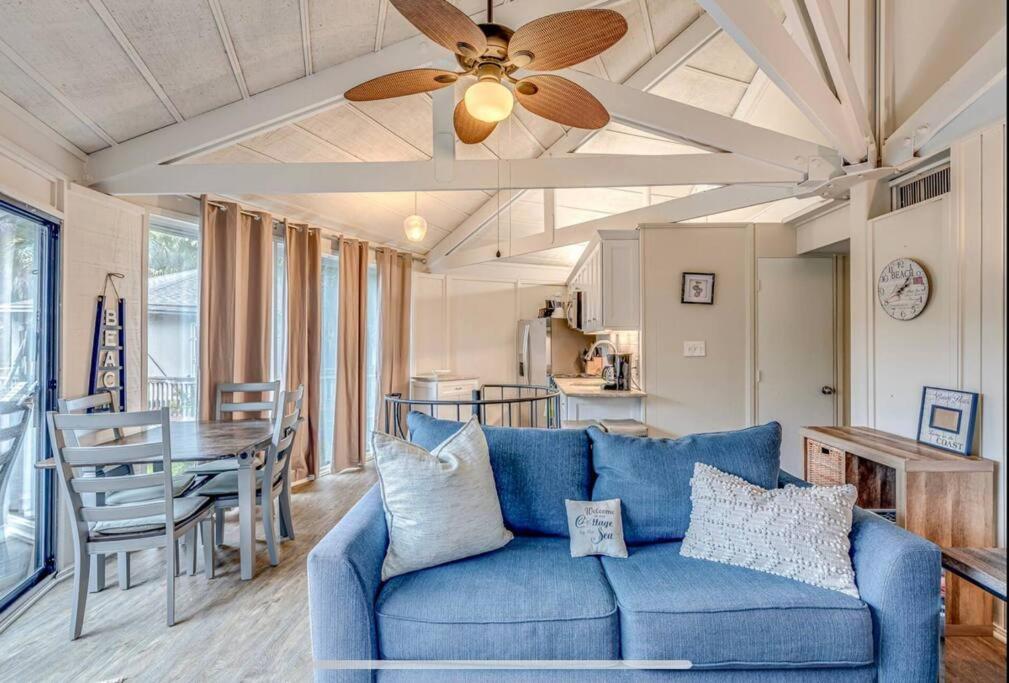  | Seabrook Treehouse w/ beach bikes included less than 0.4 miles from beach.