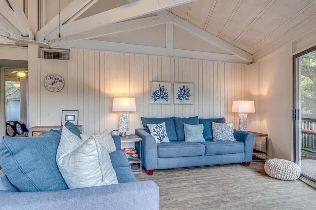  | Seabrook Treehouse w/ beach bikes included less than 0.4 miles from beach.
