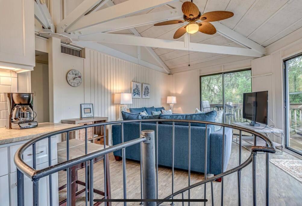  | Seabrook Treehouse w/ beach bikes included less than 0.4 miles from beach.