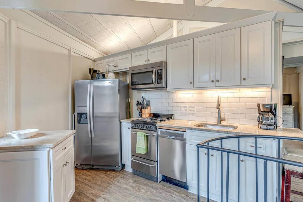  | Seabrook Treehouse w/ beach bikes included less than 0.4 miles from beach.