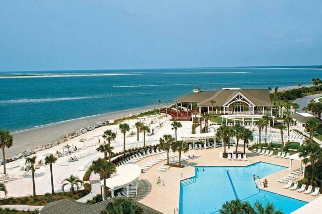 | Seabrook Treehouse w/ beach bikes included less than 0.4 miles from beach.
