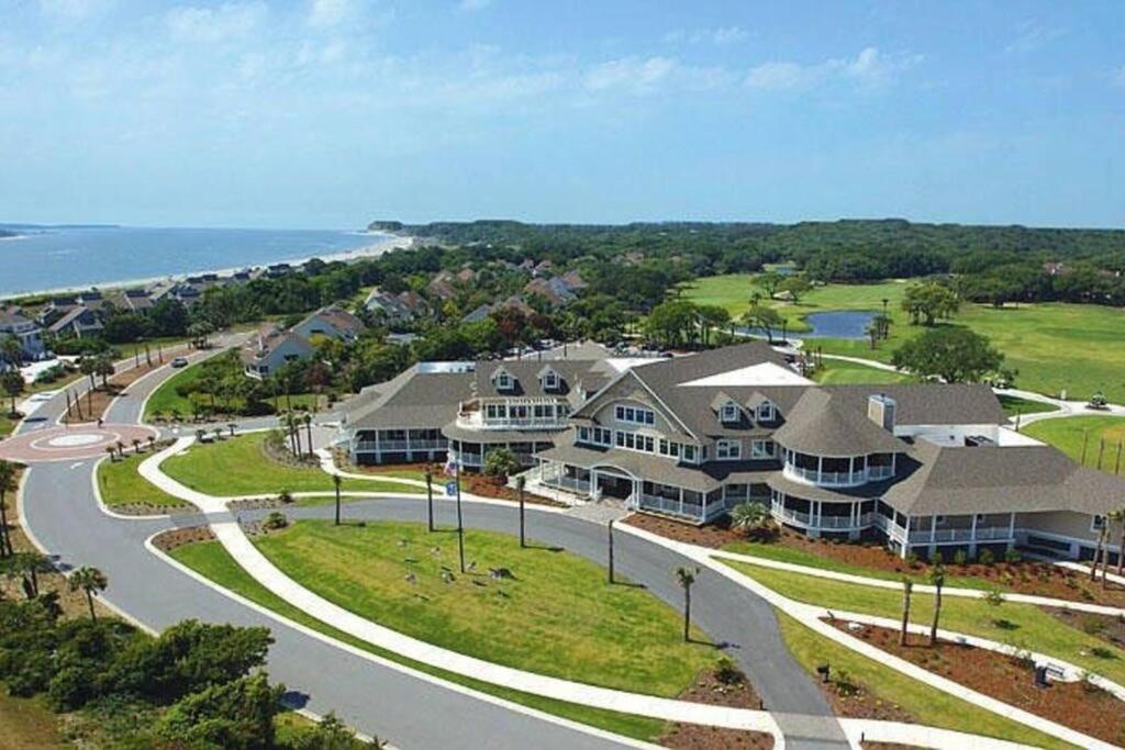  | Seabrook Treehouse w/ beach bikes included less than 0.4 miles from beach.