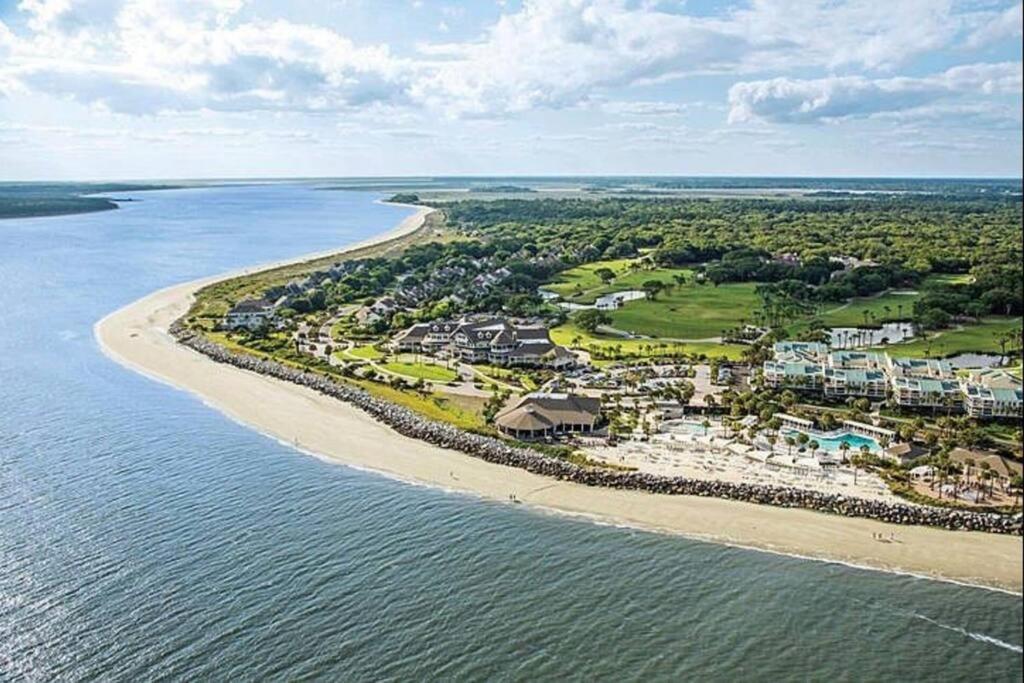  | Seabrook Treehouse w/ beach bikes included less than 0.4 miles from beach.