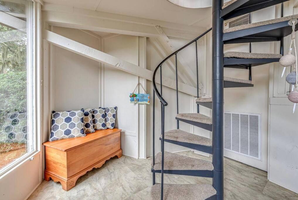  | Seabrook Treehouse w/ beach bikes included less than 0.4 miles from beach.