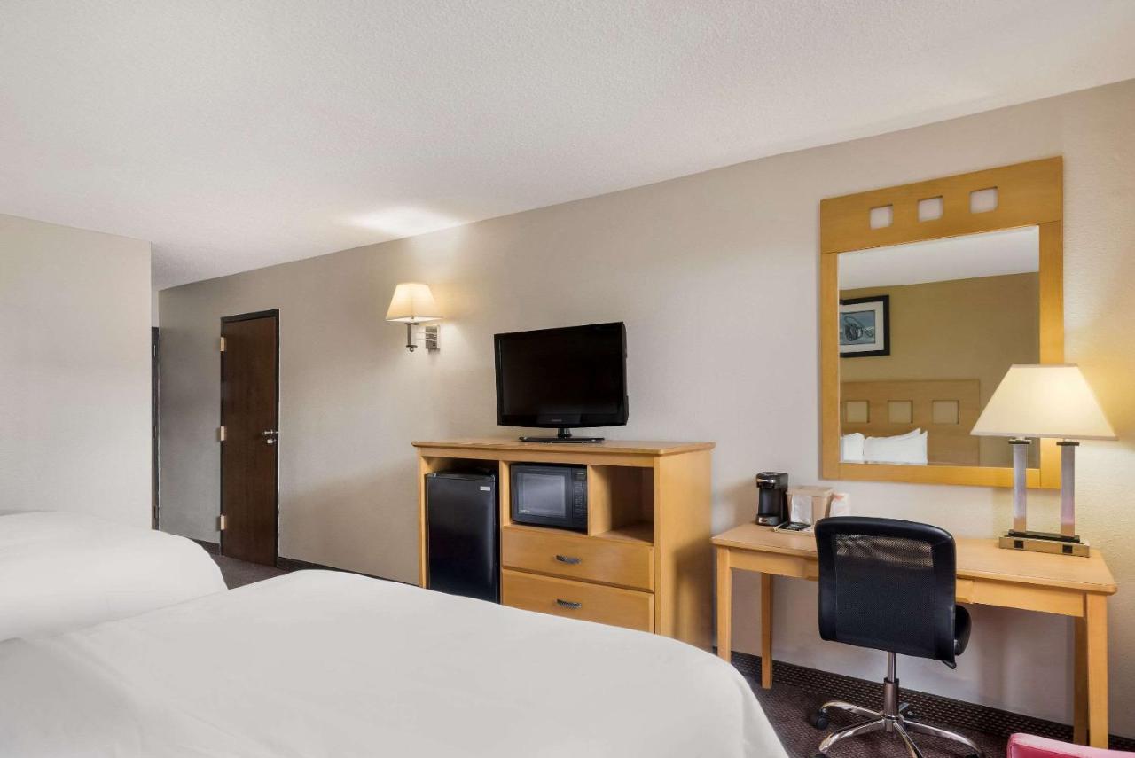 Quadruple Room with Two Queen Beds - Non Smoking at Alice Western Inn
