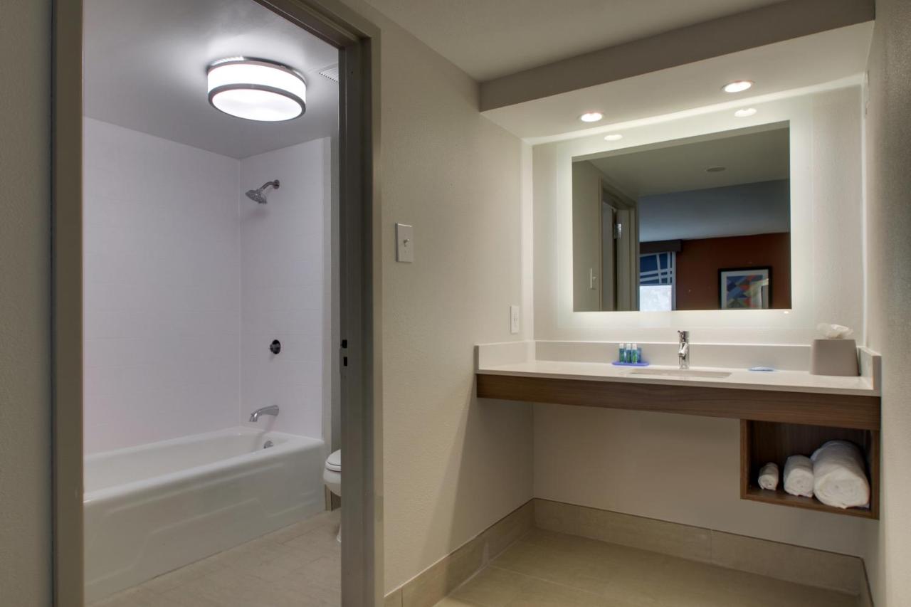 | Holiday Inn Express Voorhees/ Mt. Laurel, an IHG Hotel