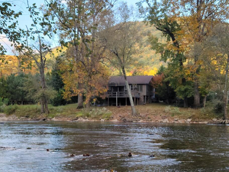 | Hope Floats~ Riverfront cabin with hot tub