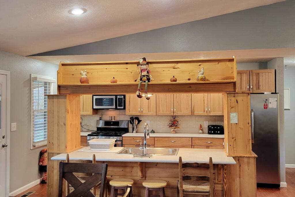 | Hope Floats~ Riverfront cabin with hot tub